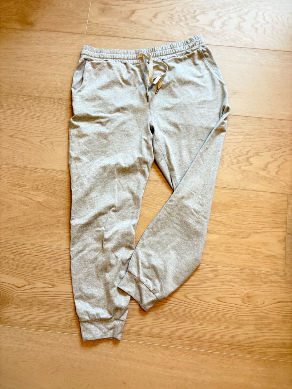 Vuori performance joggers, light gray, size medium